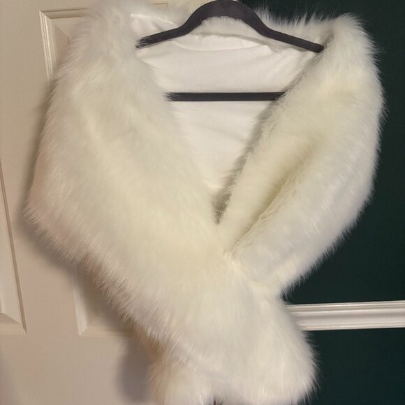 Ivory Faux Fur Bridal Wrap / Shawl / Stole - Picture 3 of 6